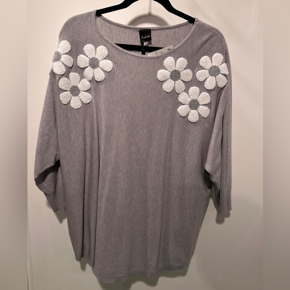 NEW Aaeda Light Gray Daisy-Appliqué Crewneck Sweater 1X